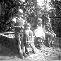 094-0170 Die Kinder Broscheit im Pfarrhof Hirschfeld 1942.jpg
